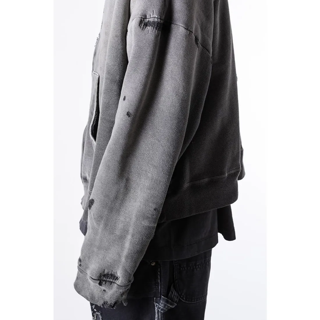 SAINT Mxxxxxx DBL FACE ZIP UP HOODIE/CHARCOAL Double-layer destroyed waffle zipper jacket, washed black S-XL, a style that has been used in the summer. After continuous fine polishing, it has finally been shipped. The finished product is simply a work of art. Super heavy washing to make the weather look old. Multiple water fades. Excessive manual wormhole damage processing. Deconstruction and reorganization embroidery technology. Custom-made zipper with LOGO. The color details of the zipper webbing are also correct. Original grade fruit main label and wash water label. Top purchasing grade. A layer of waffle fabric is added to the inner lining to make the overall texture stronger and increase the comfort and warmth of the wearer.